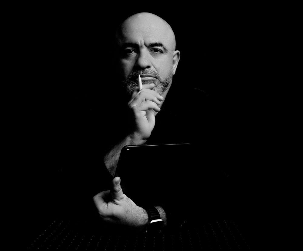 Portrait en noir et blanc d’Eugène, l’auteur de ScopeBear, tenant un iPad et un Apple Pencil